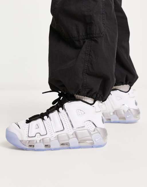 Nike Air - More Uptempo - Sneakers i hvid og metallisk sølvfarve, 3 af 4