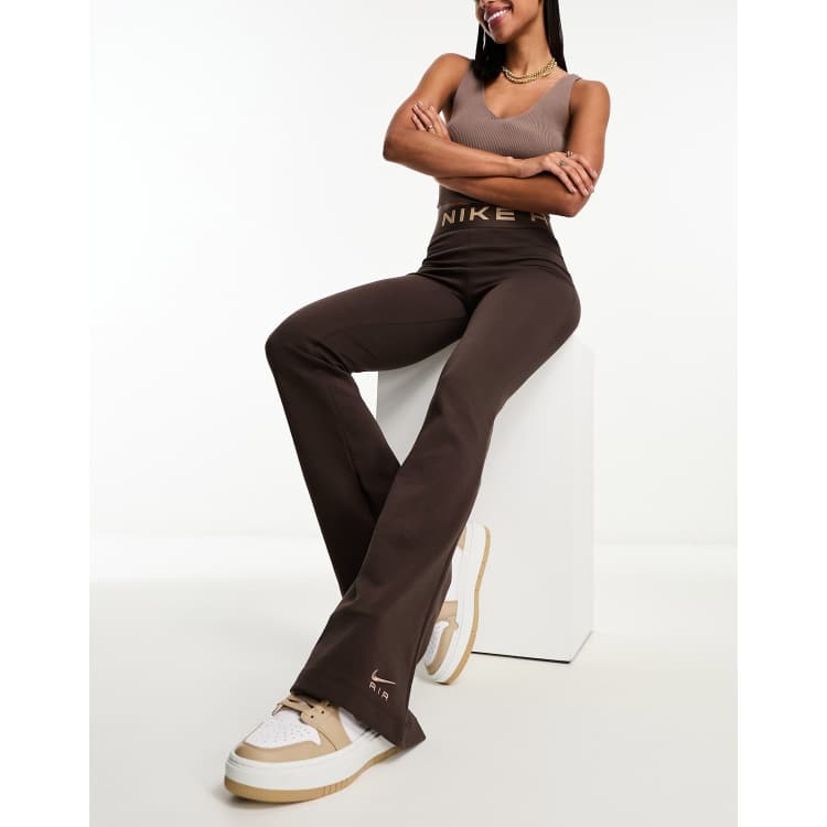 Nike Air Pantaloni a zampa in jersey a vita alta color marrone