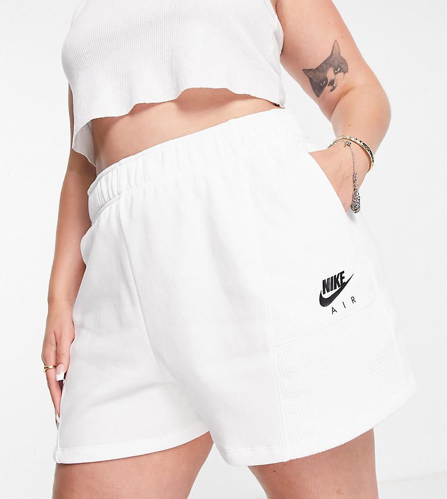 Plus-size shorts by Nike Laid-back looks Embroidered logo to side High rise Elasticated waist Side pockets Textured panels Regular fit