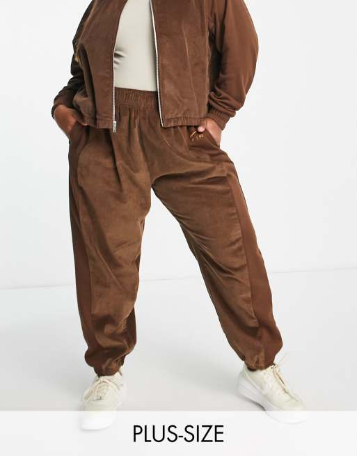 Nike - Air Plus - Joggingbroek van corduroy in bruin