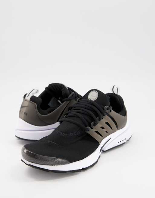 Nike – Air Presto – Svarta och vita sneakers