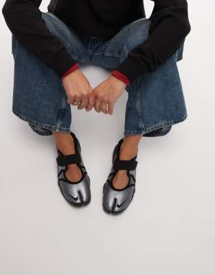 Nike Air Rift sneakers in black and silver