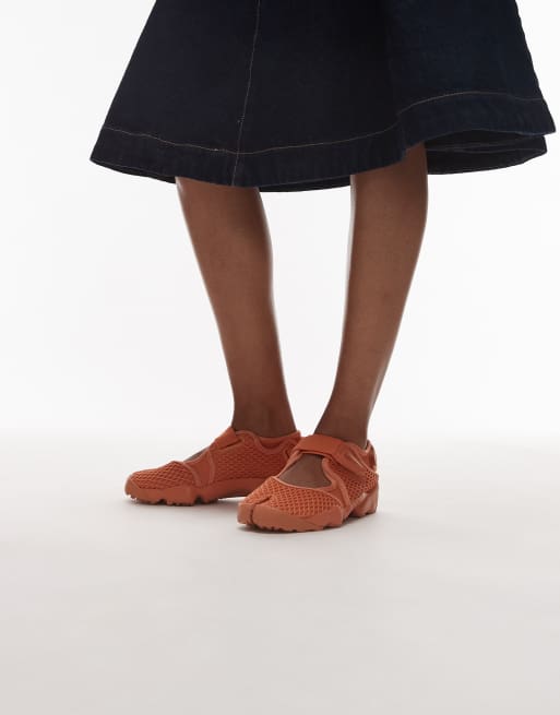 Nike Air Rift sneakers in orange | ASOS
