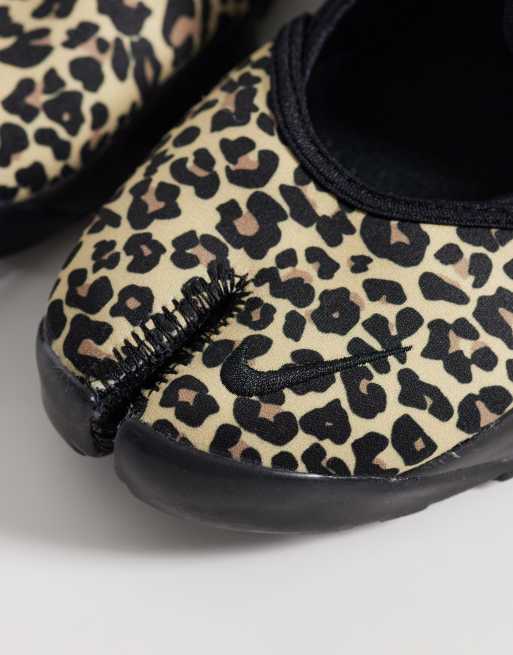 Nike Air Rift trainers in leopard print , 4 of 5