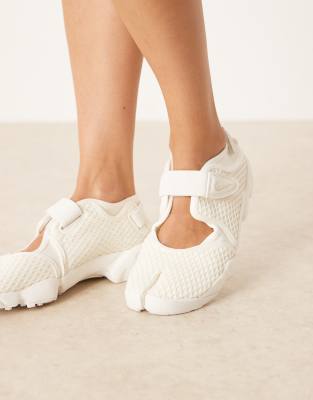  Air Rift trainers in off white