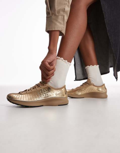 Nike Air Superfly trainers in gold - view 1