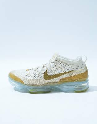 Vapormax deals gold swoosh