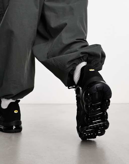 Vapormax plus shop black outfit