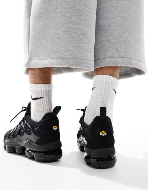 Nike Air Vapormax Plus trainers in black , 3 of 5