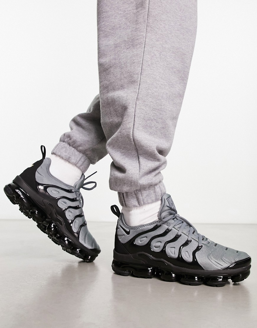 nike air vapormax plus trainers in grey and black