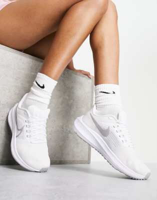 White nike shop running trainers womens