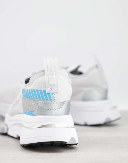 Zoom blanche et bleu sale