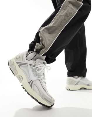 NIKE ZOOM VOMERO 5 SNEAKERS 