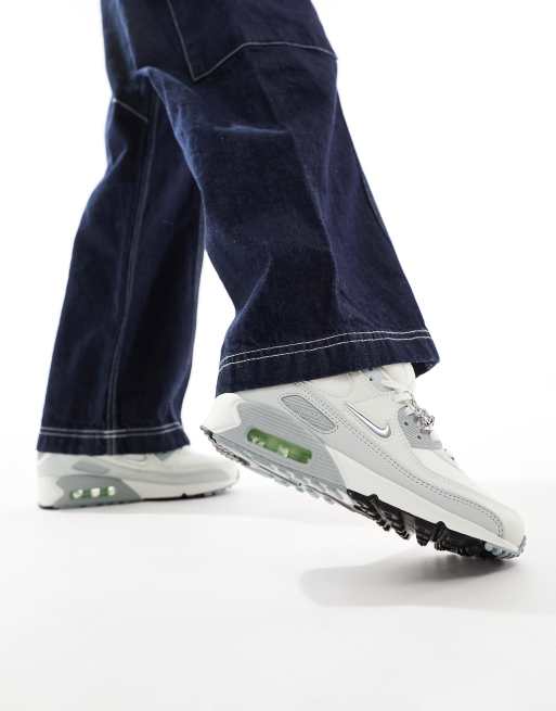 Nike – Air Max 90 – Sneaker in Silber und gebrochenem Weiß, 4 von 5