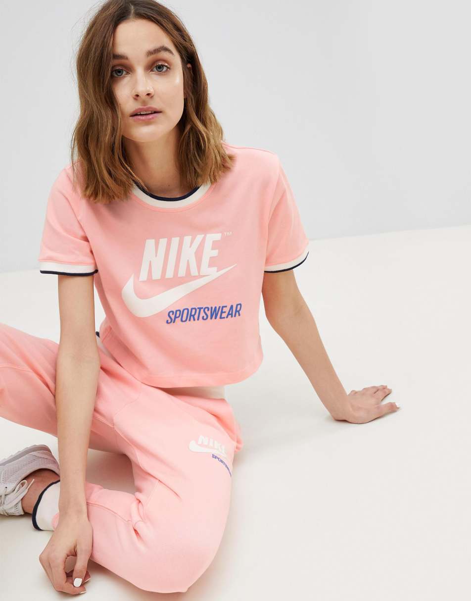 Pink archive. Розовая футболка женская. Женская футболка с контрастной отделкой. Топ Nike розовый. Красивые девушки в розовых футболках.