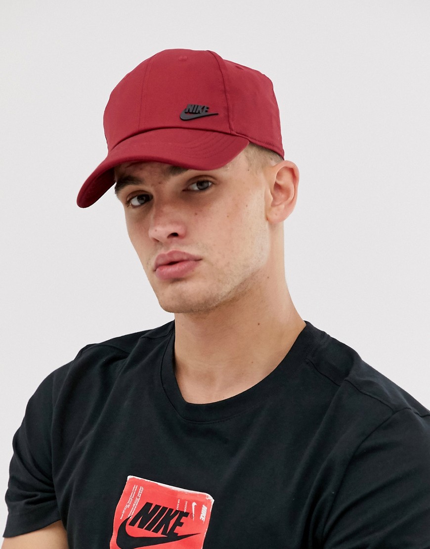 Nike - Arobill - Cappellino rosso con logo ricamato
