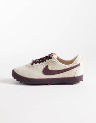 Nike - Astrograbber - Sneaker in Creme und Burgunderrot mit Schnürbändern-Brown