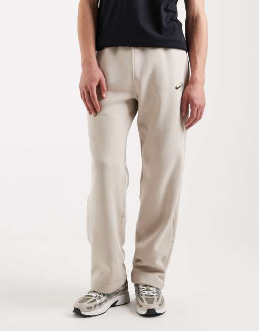 Nike – Athletic Club – Jogginghose in Cremeweiß mit Grafikprint, 2 von 5