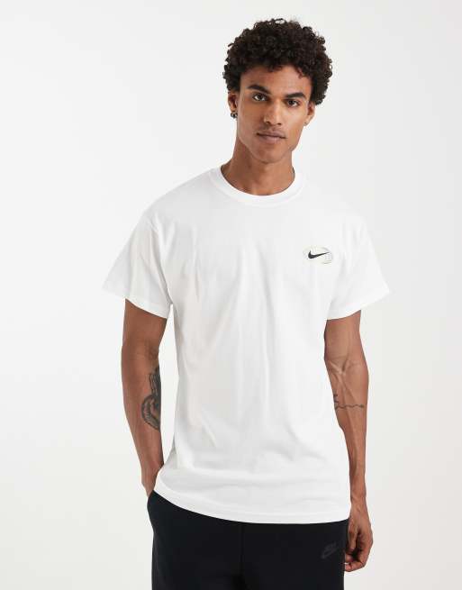 Nike – Athletic – T-Shirt in Weiß mit Grafikprint auf dem Rücken, 2 von 5