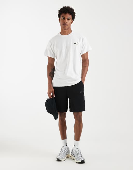 Nike – Athletic – T-Shirt in Weiß mit Grafikprint auf dem Rücken, 3 von 5
