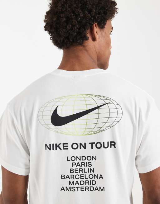 Nike – Athletic – T-Shirt in Weiß mit Grafikprint auf dem Rücken, 4 von 5