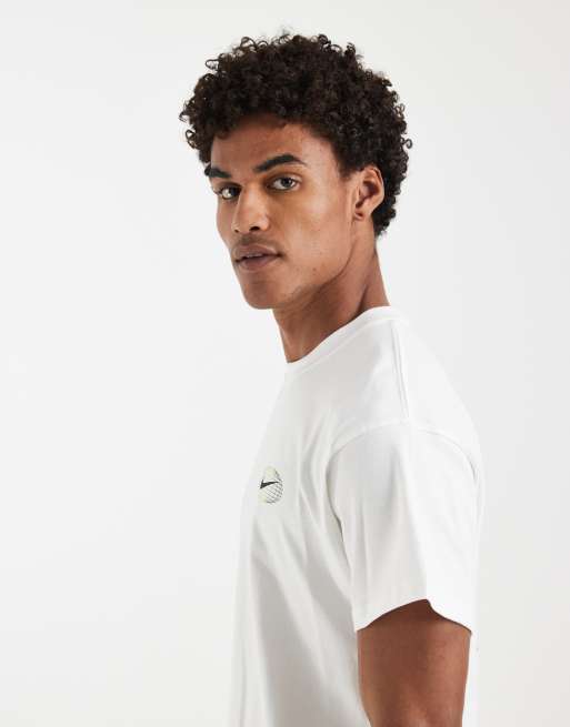 Nike – Athletic – T-Shirt in Weiß mit Grafikprint auf dem Rücken, 5 von 5