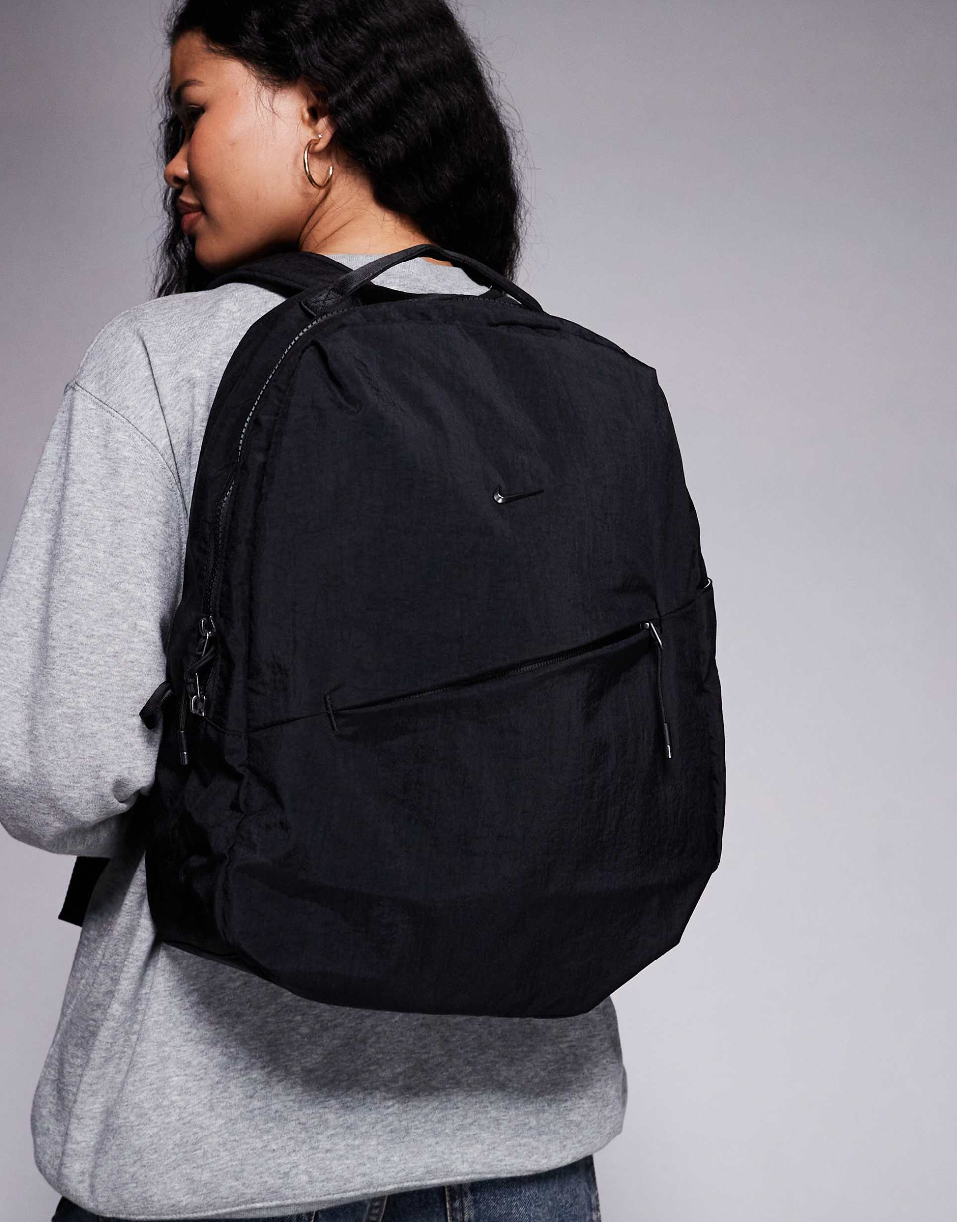 nike aura backpack in black