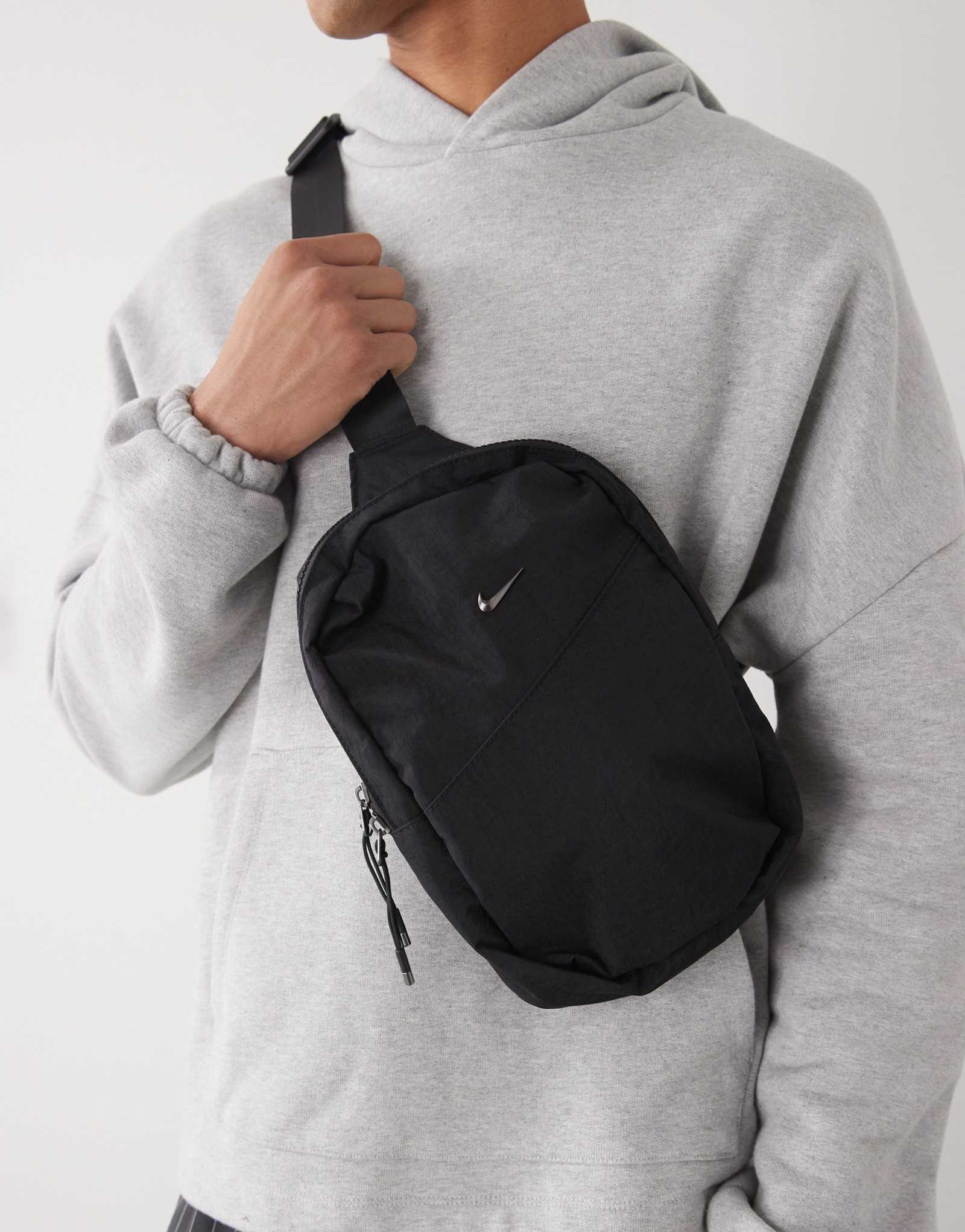Сумка Nike Aura через плечо черного цвета
