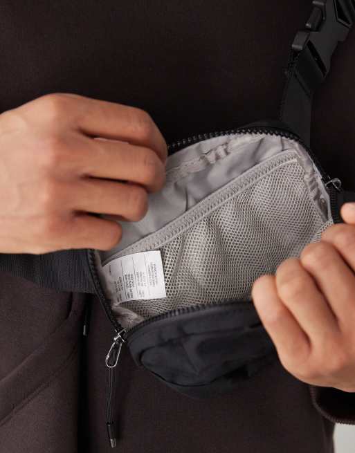 Nike Aura waist pack in black, 4 of 4