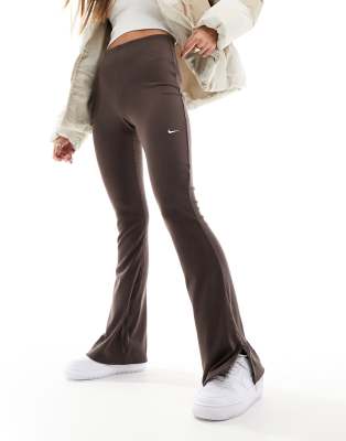 Nike - Ausgestellte Leggings in Barockbraun mit feiner Rippenstruktur-Brown