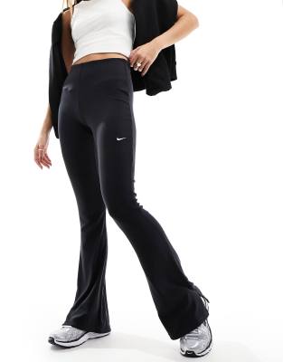 Nike - Ausgestellte Leggings in Schwarz mit feiner Rippenstruktur