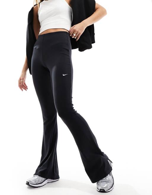 Nike – Ausgestellte Leggings in Schwarz mit feiner Rippenstruktur | ASOS
