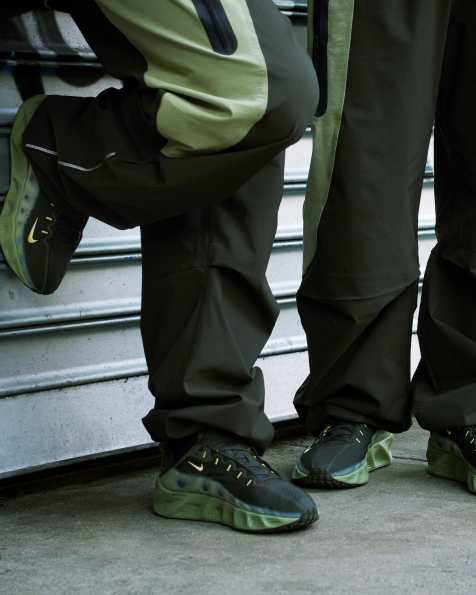 Nike – Ava Rover – Ciemnozielono-żółte odblaskowe buty sportowe - view 1