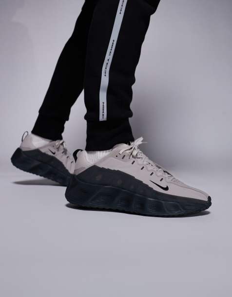 Nike - Ava Rover - Sorte og grå sneakers med refleksdetaljer - view 1