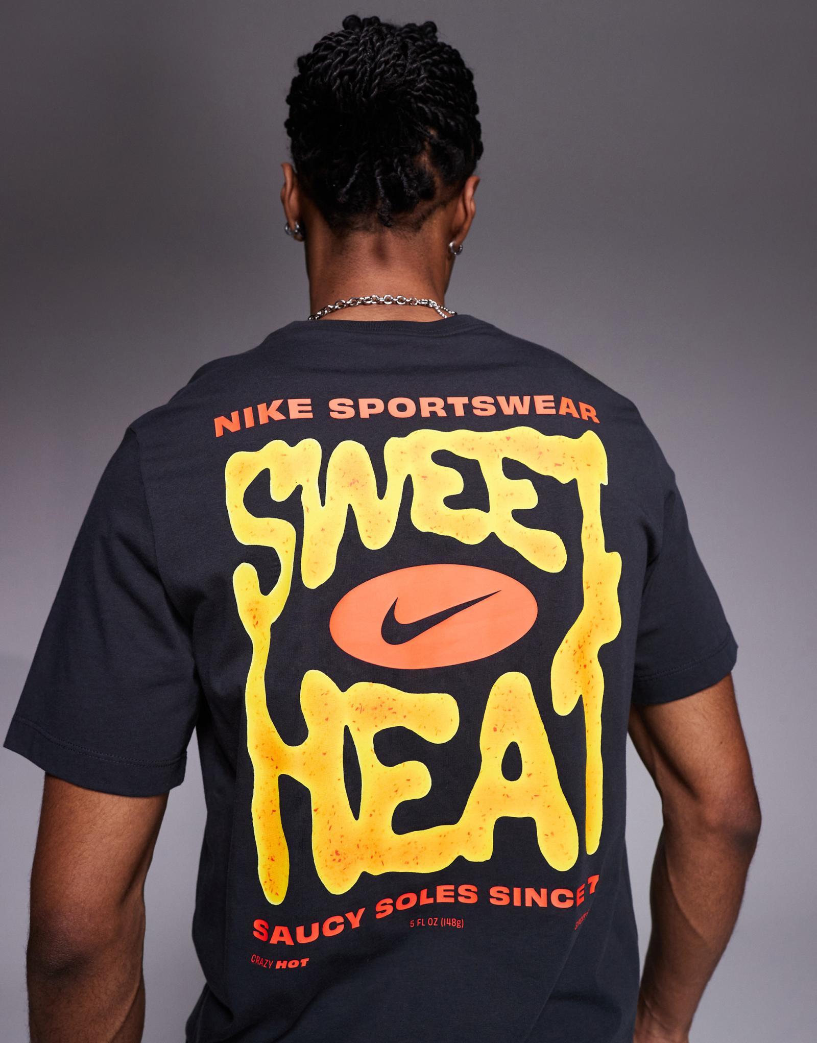 Черная футболка с графическим принтом Nike на спине