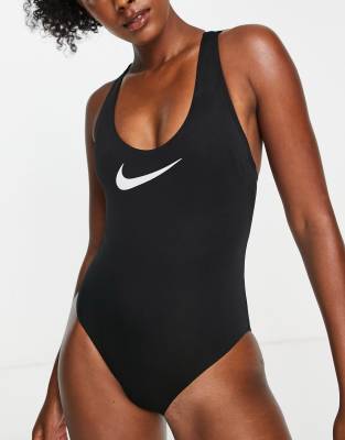 Nike - Badeanzug in Schwarz mit hinten überkreuzten Logoband-Trägern