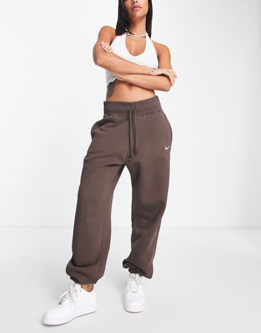 Nike Barockbruna joggers i unisex modell och oversize med liten