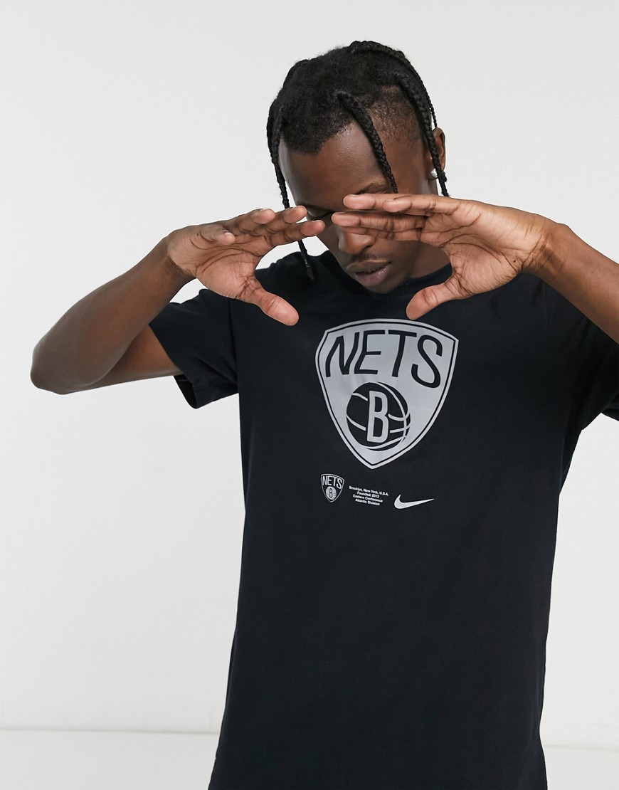 Nike Basketball – Brooklyn Nets NBA – Svart t-shirt med logga