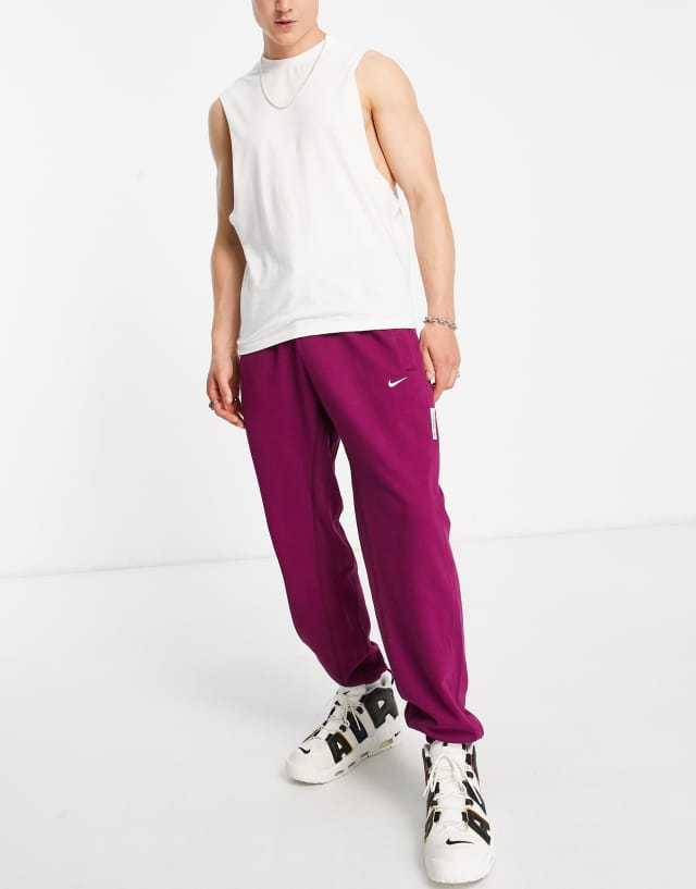 Nike Basketball Dri-FIT Standard Issue cuffed sweatpants in burgundy - BURGUNDY