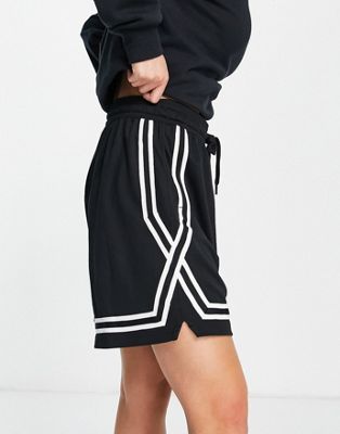 NIKE BASKETBALL FLY CROSSOVER SHORTS IN BLACK