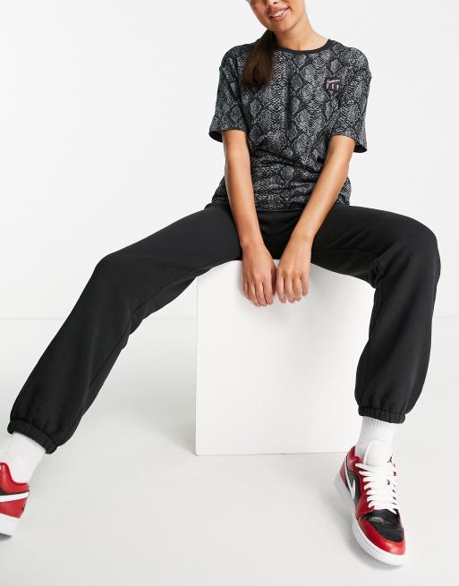 Nike Basketball – Fly – Mörkgrå oversize t-shirt med ormskinnstryck, 4 av 4