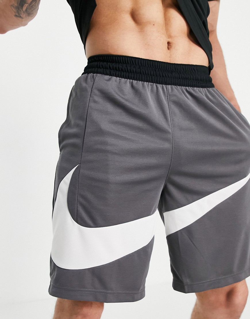 Nike Basketball – Grå shorts med Swoosh-logga