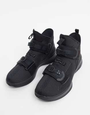 lebron laceless shoes