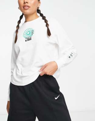 Nike Basketball NBA boxy fit graphic long sleeve t-shirt in white - ASOS Price Checker