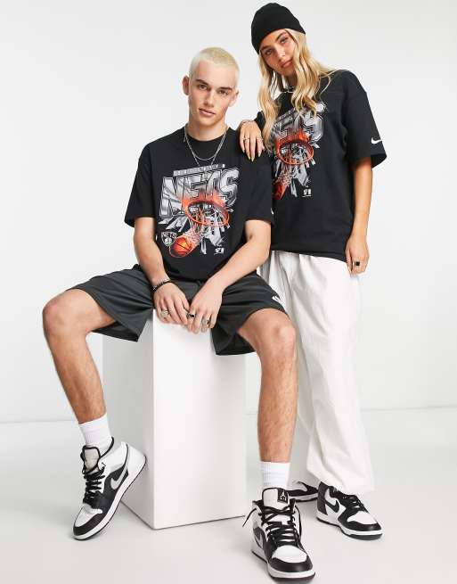 Nike Basketball - NBA Brooklyn Nets Courtside - Uniseks T-shirt met grote grafische print in zwart