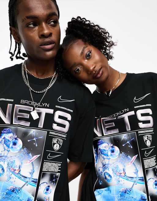Nike Basketball – NBA Brooklyn Nets Max – Svart t-shirt i unisex-modell och 90-talsstil med tryck baktill