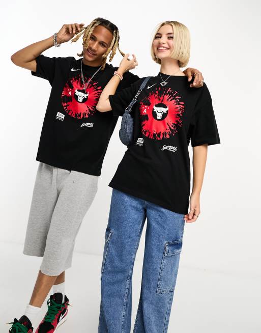 Nike Basketball - NBA Chicaco Bulls - Uniseks T-shirt met grafische 'Swoosh Records'- en stereoprint in zwart