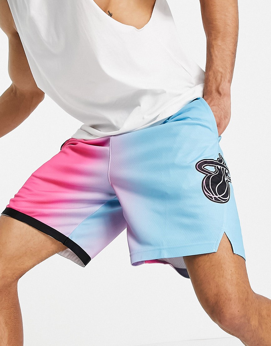 Nike Basketball - NBA Miami Heat - Swingman-shorts i lyserød/blå
