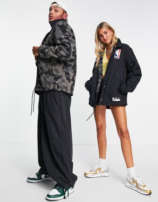 Nike Basketball - NBA N31 - Unisex vendbar jakke i sort med camouflageprint