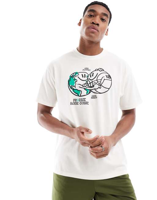 Nike Basketball – NBA Plant Trees & Shoot 3's – T-Shirt in gebrochenem Weiß mit Welt-Grafikprint
